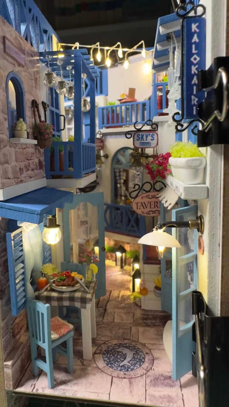 Miniature de rue méditerranéenne avec café et détails lumineux.